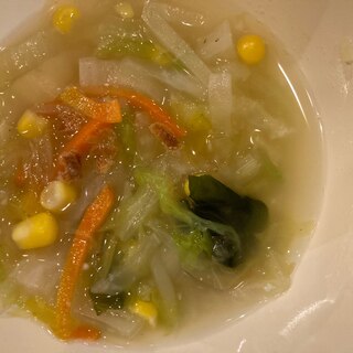 白菜と大根と人参とわかめとコーンのスープ